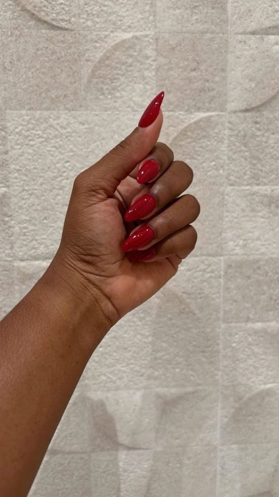 Ademais, confira ideias de unhas vermelhas