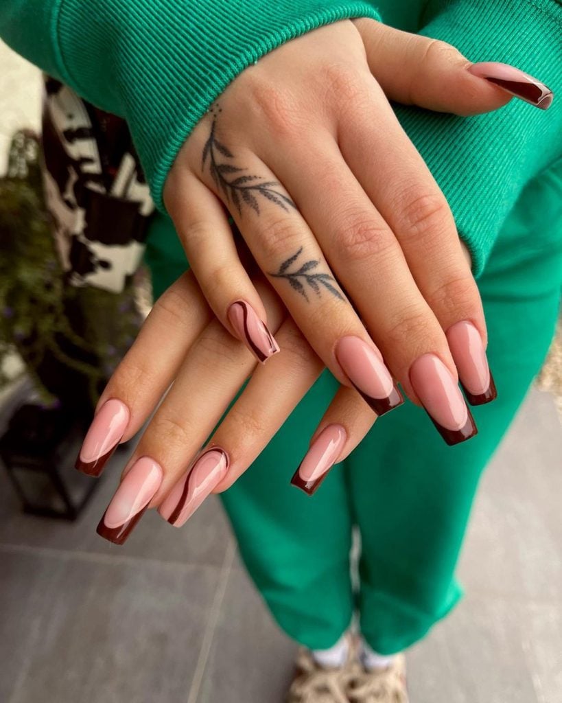 Esmalte marrom: confira ideias com a cor
