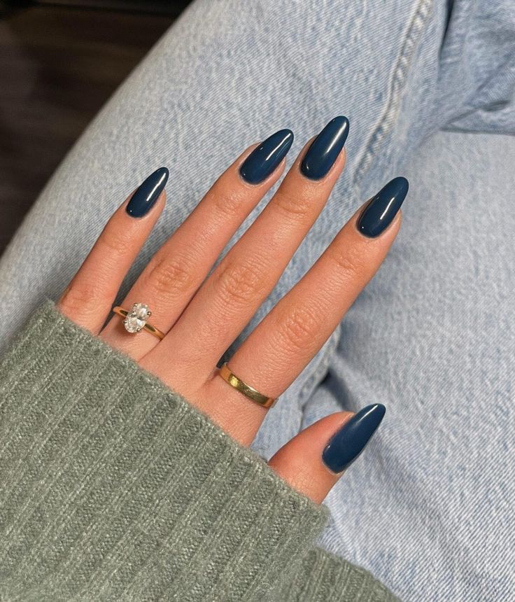 Unha azul e elegante