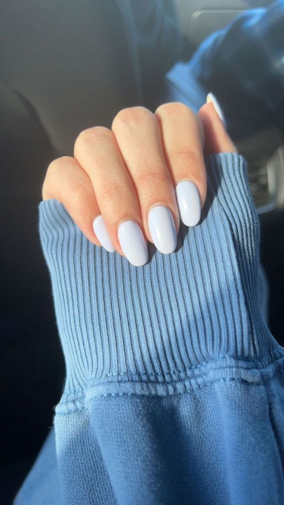 Unha com esmalte delicado e feminino