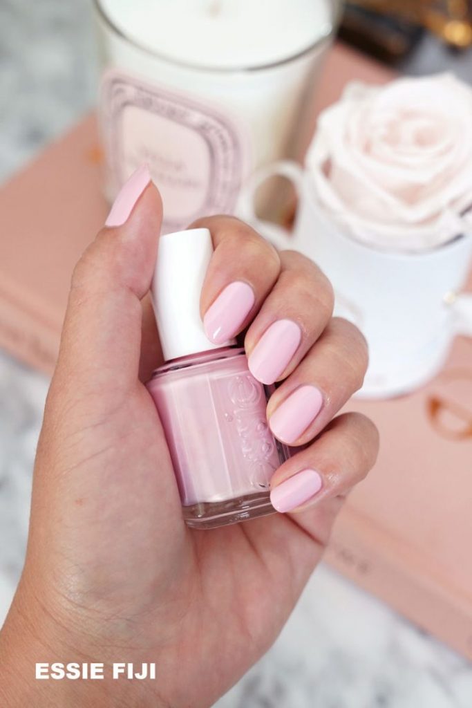 Unha com esmalte rosa e feminino