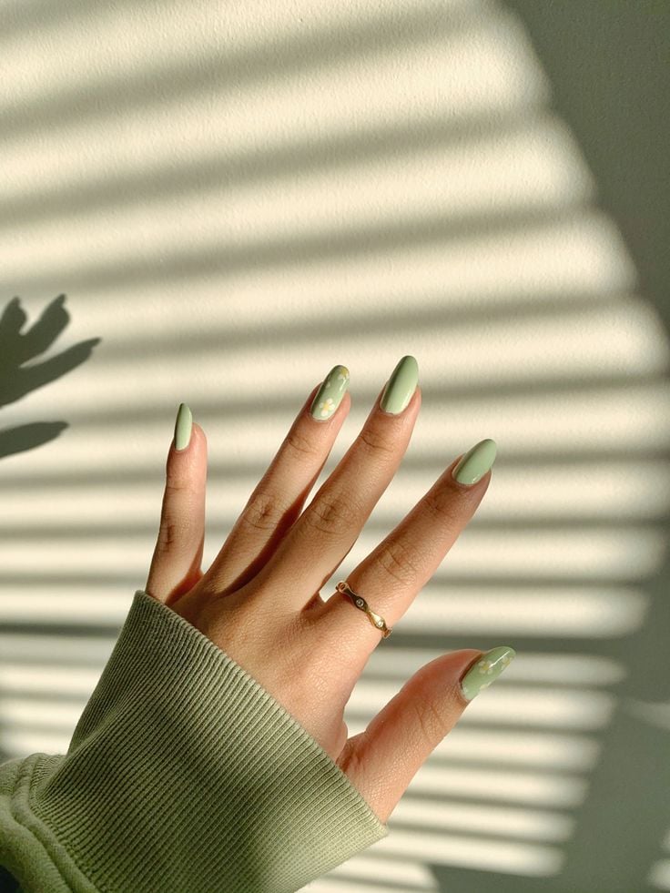 Unha com esmalte verde