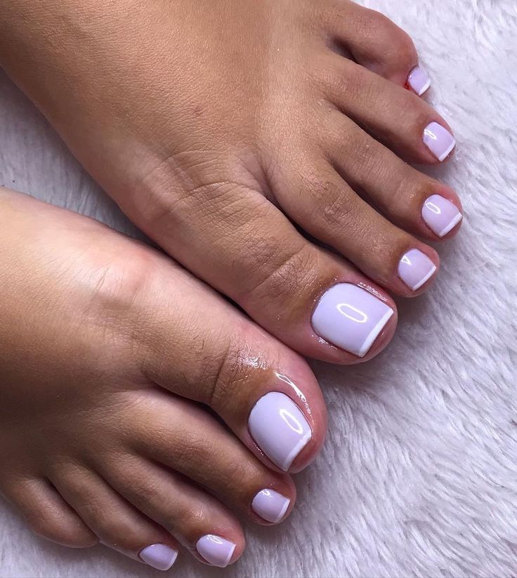Pés pintados com esmalte lilás e francesinha branca 