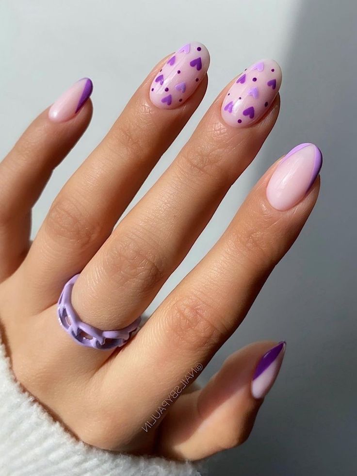 Mão branca com anel roxa e unha lilás