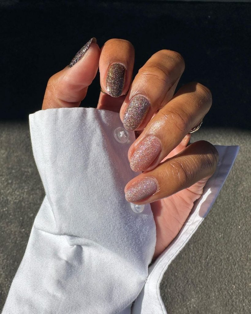 Unhas brilhosas são perfeitas para o outono 2024