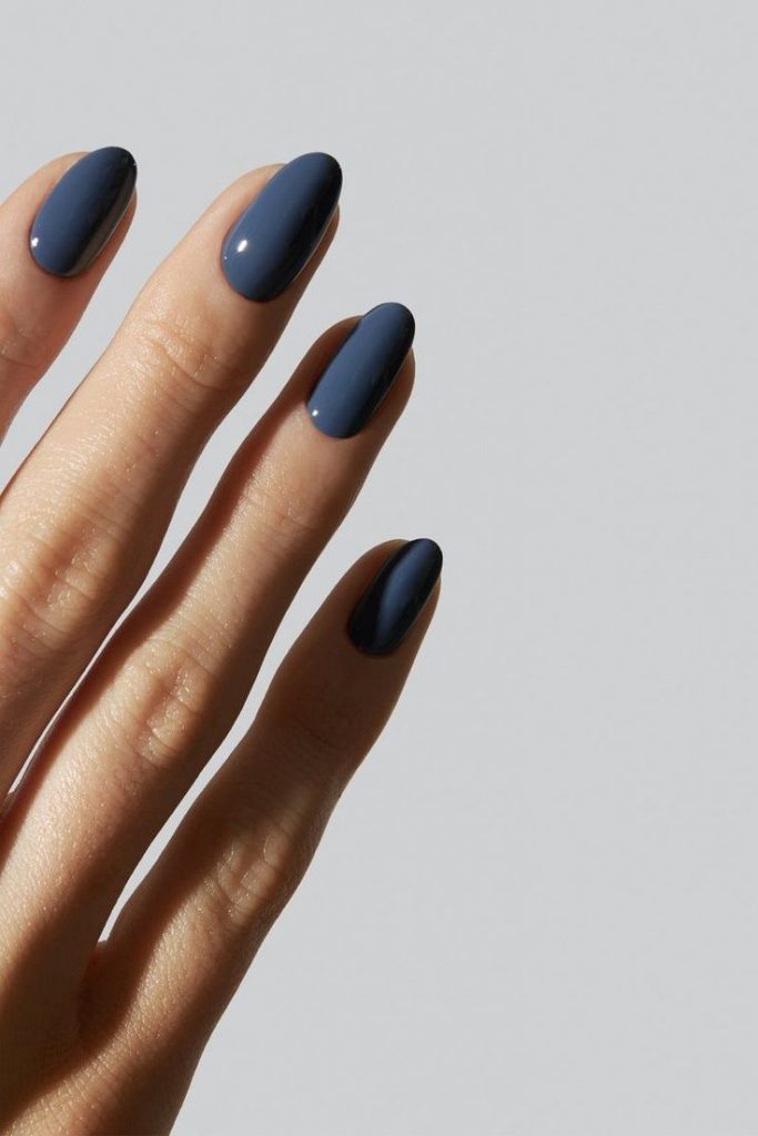 Unhas com esmaltação azul