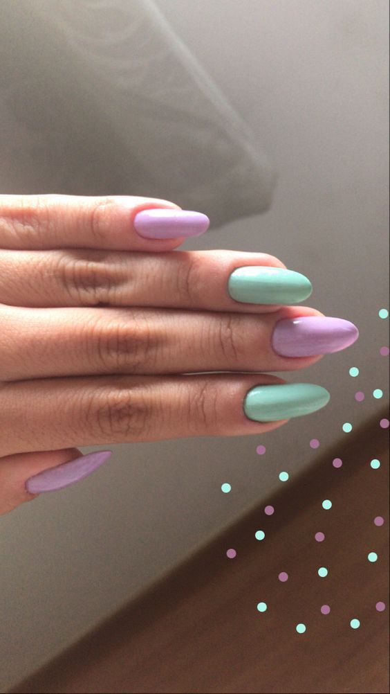 Unhas com tom pastel