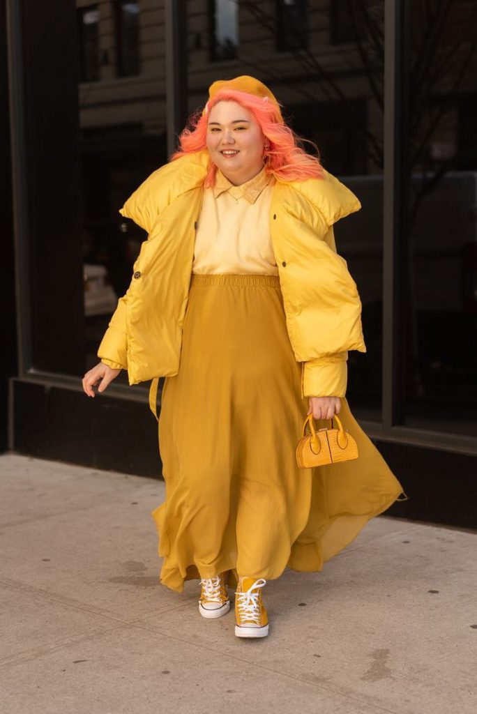 Looks monocromáticos: amarelo manteiga é uma ótima cor para o outono/inverno 2024