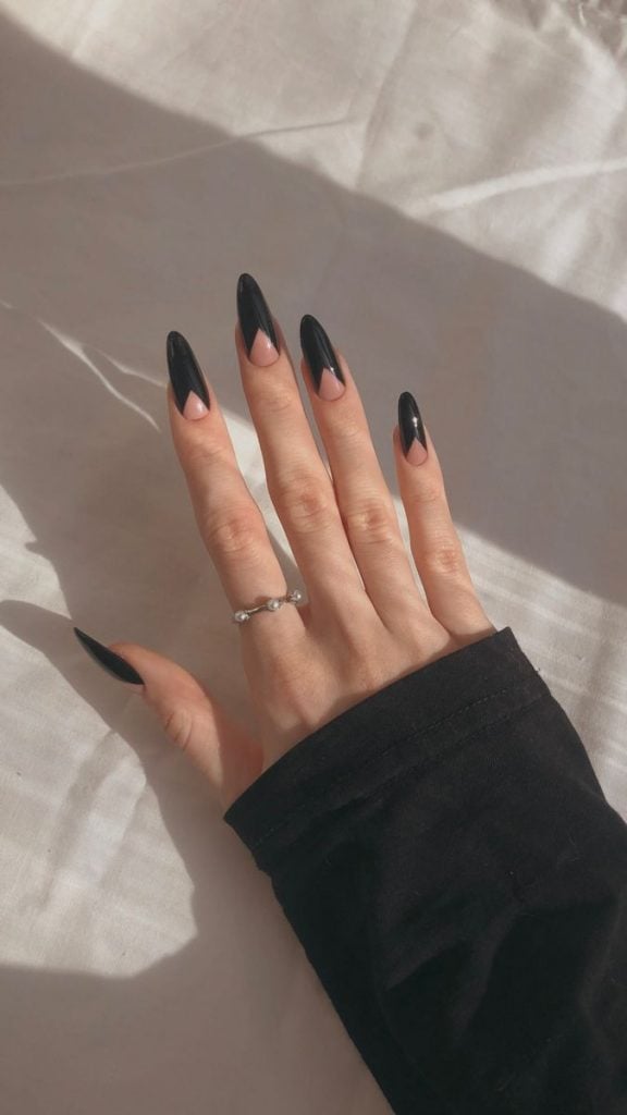 Inspirações de unhas pretas para esta semana