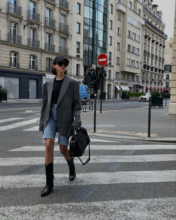 mulher caminhando na rua com blazer oversized e bolsa preta
