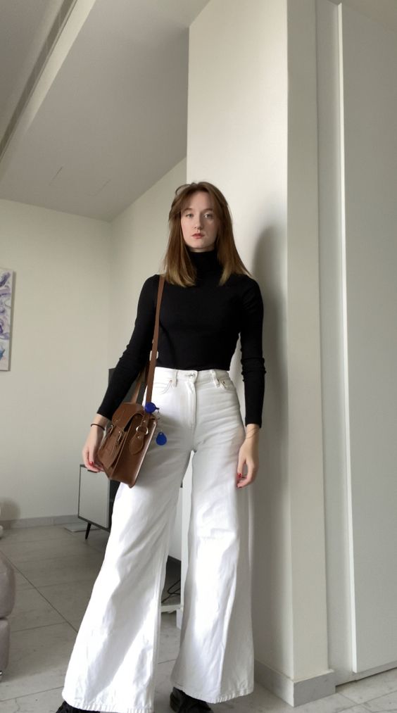 mulher usando calça branca 