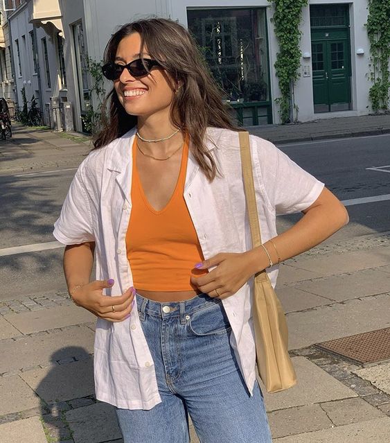 mulher vestindo jeans e cropped laranja