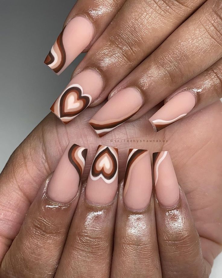 Unha marrom decorada: confira inspirações para a nail art