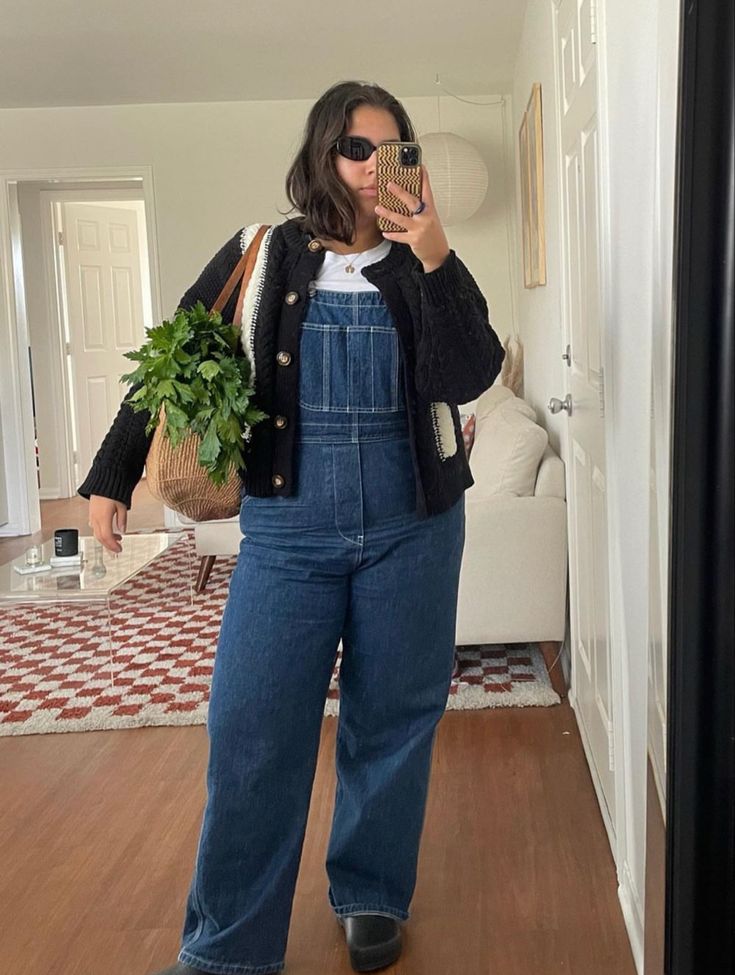 Jardineira jeans é o item que faltava no seu guarda-roupa 