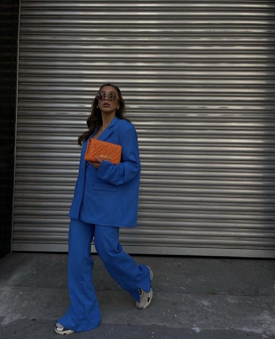 mulher usando bolsa laranja
