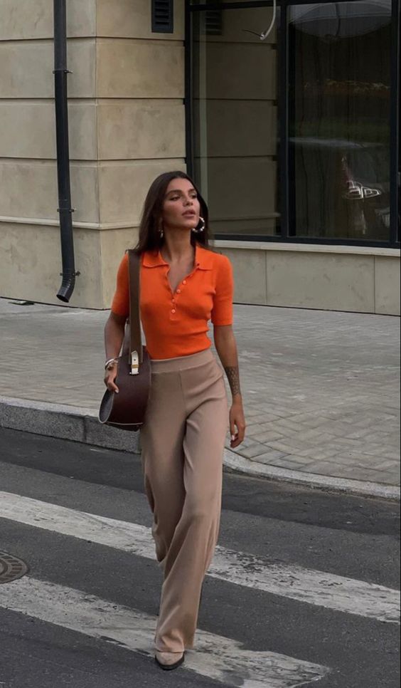 mulher usando camiseta laranja e calça marrom