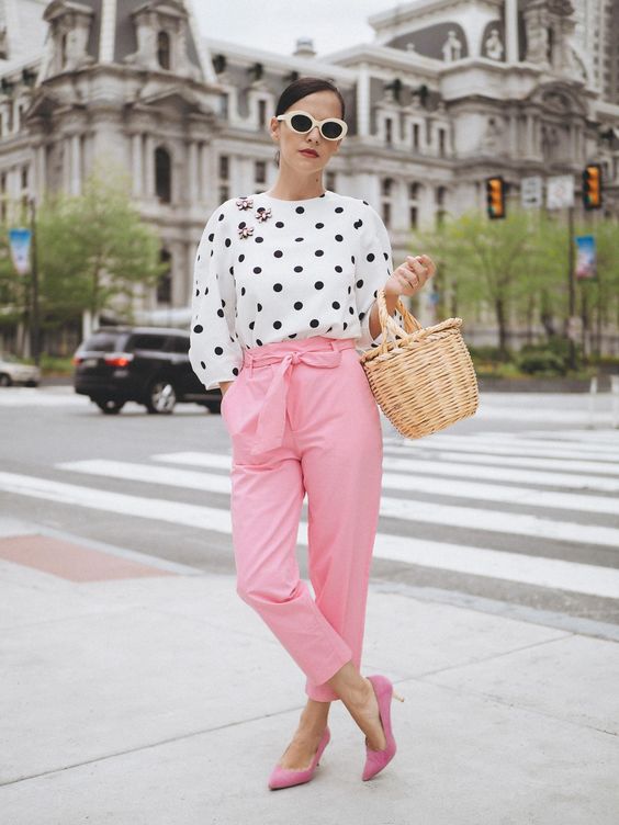 mulher usando camisa de bolinhas e calça rosa 