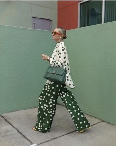 mulher usando conjunto verde com estampa de poá