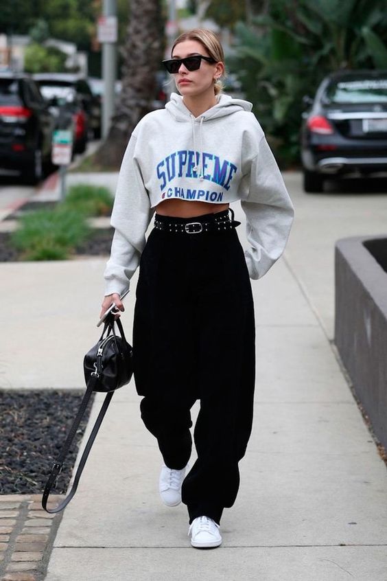 Hailey Bieber vestindo calça jogger