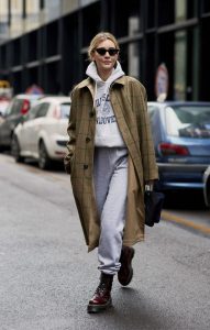 mulher vestindo trench coat e calça cinza