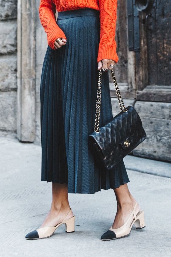 saia preta com modelo de scarpin slingback