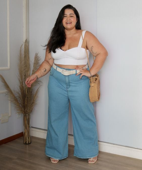 top cropped branco e calça jeans