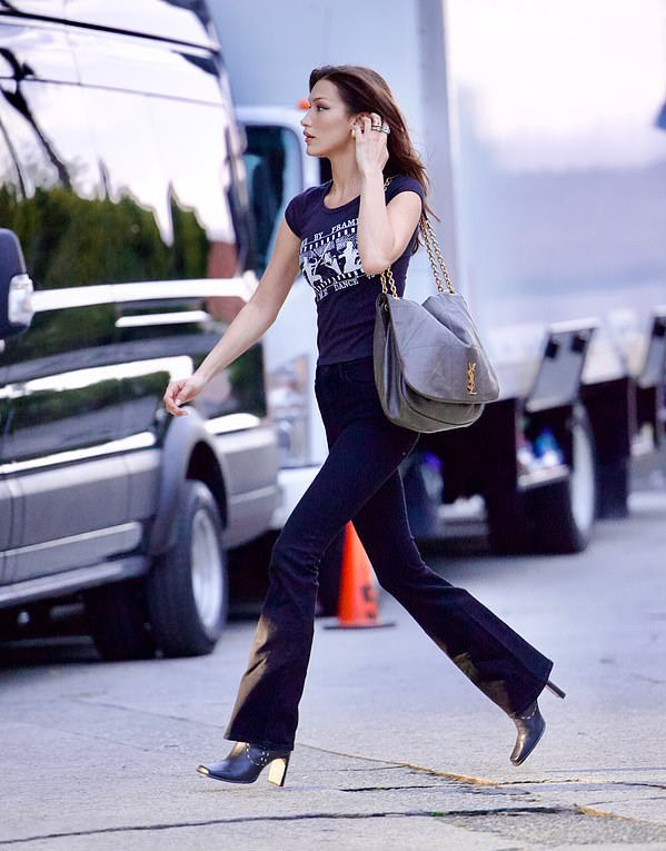 Calça jeans com bota é tendência