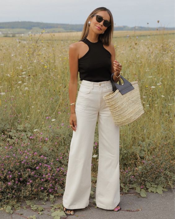 mulher no campo vestindo calça jeans clara