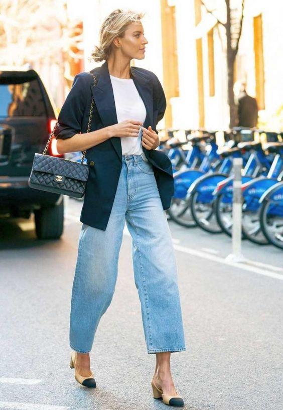 mulher usando blazer e jeans wide leg