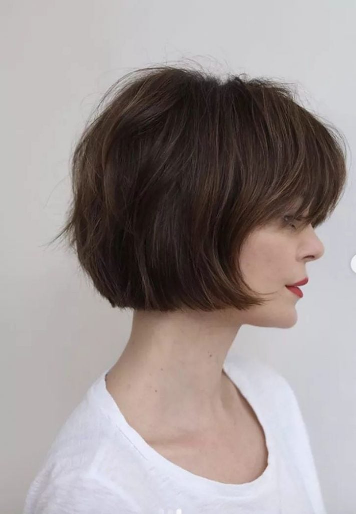Mulher com cabelo curto, reto e com franja reta