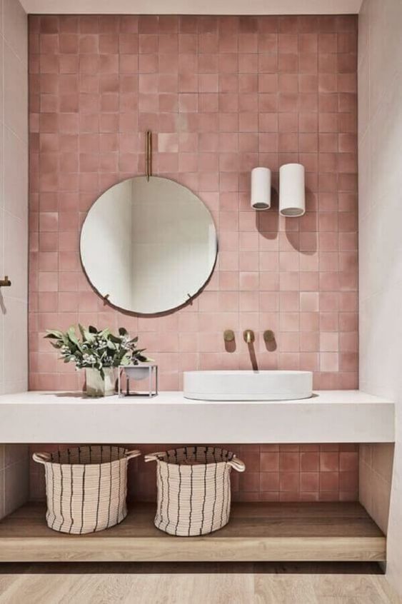 Banheiro com gradientes de rosa