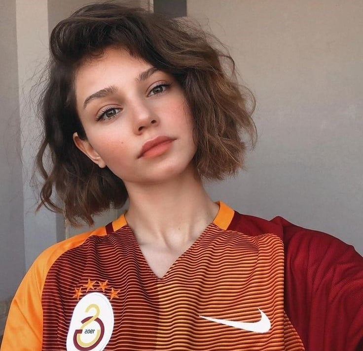 Mulher branca com blunt bob, com corte reto na altura do queixo repicado