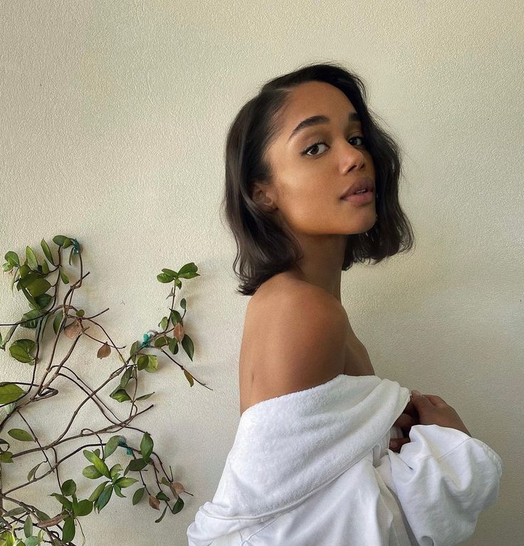 Mulher com cabelo liso e curto, no estilo bob,