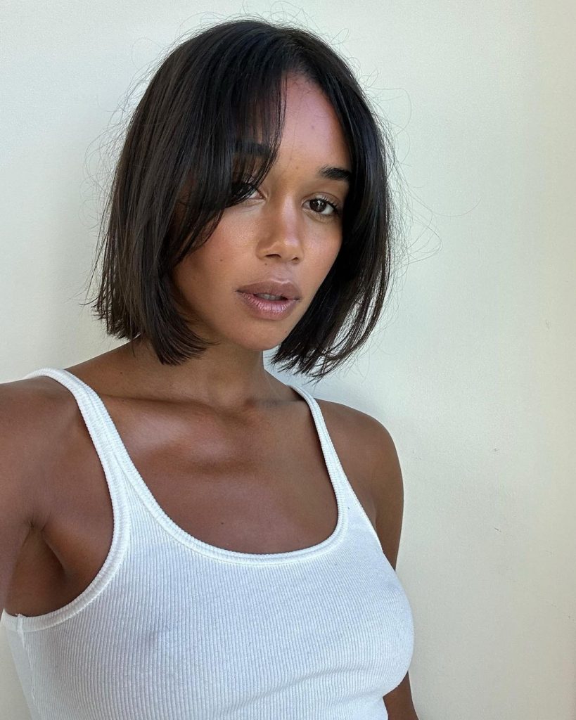 Mulher negra com regata branca e cabelo box bob