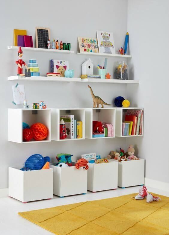Uso de prateleiras, nichos e cestos na brinquedoteca de cores claras