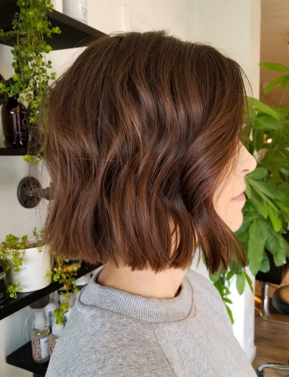 Mulher com cabelo bob curto ondulado