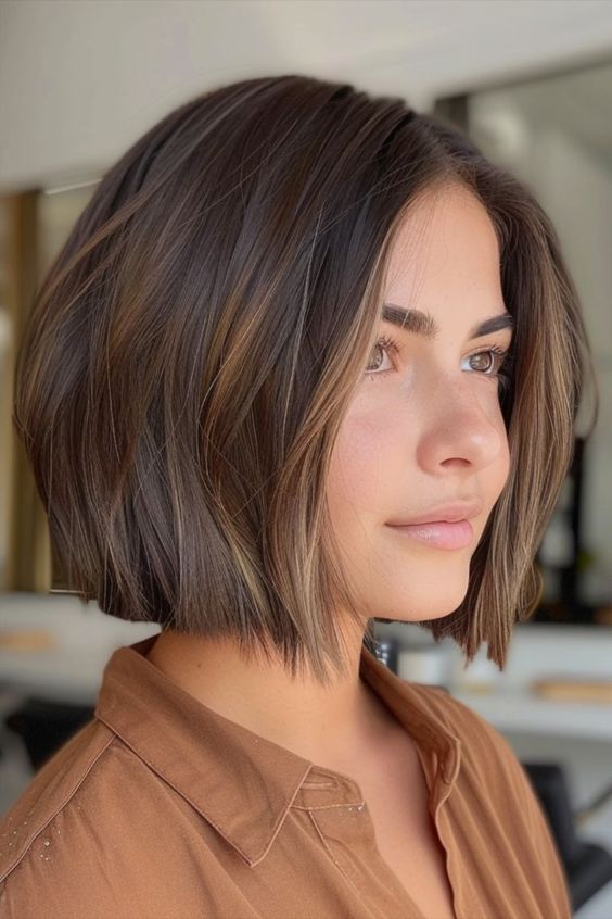 Mulher com cabelo curto blunt bob com luzes