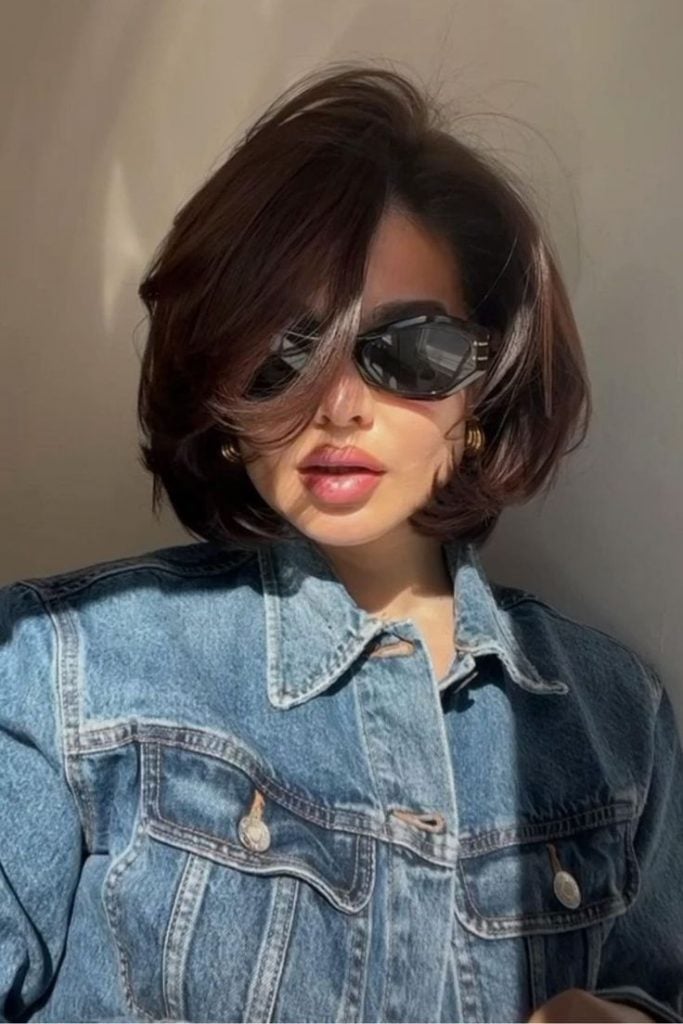 Mulher com corte de cabelo chanel com franja longa 