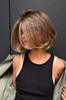 Mulher com corte de cabelo chanel escovado