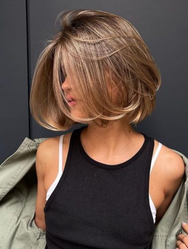 Mulher com corte de cabelo chanel escovado