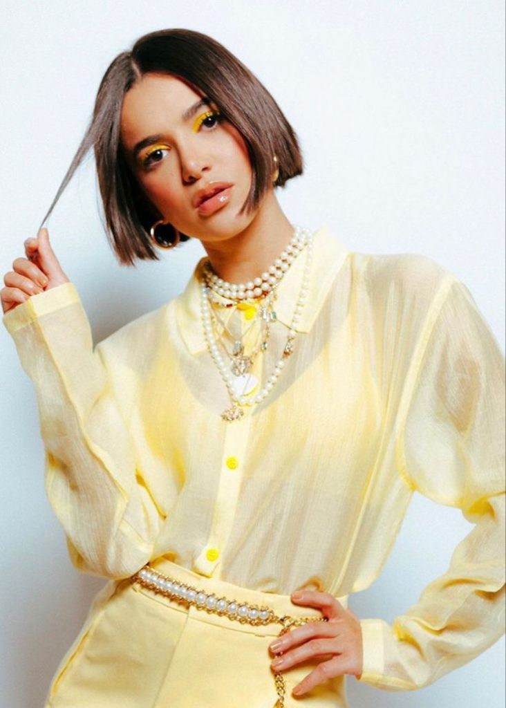 Manu Gavassi com look amarelo e corte chanel 