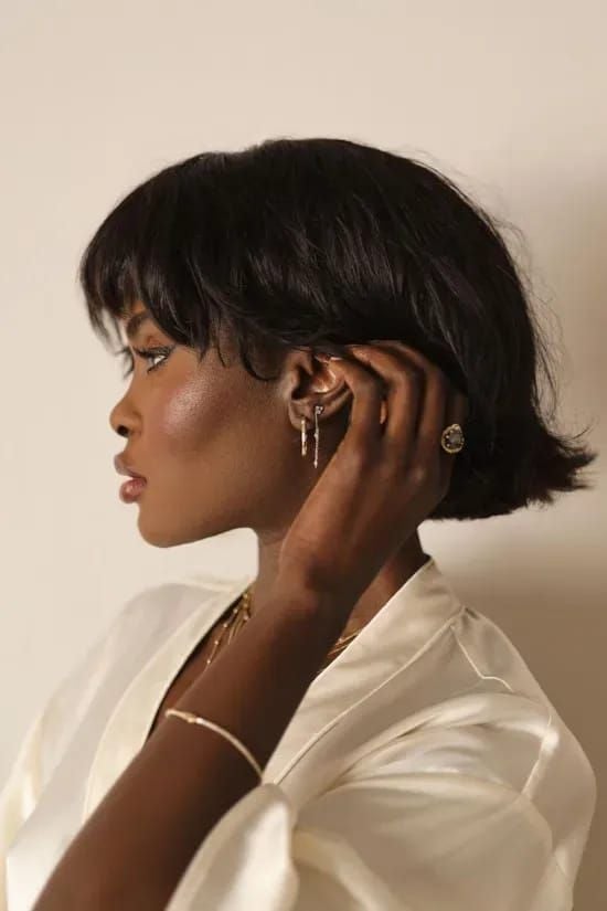 Mulher com corte de cabelo chanel com franja