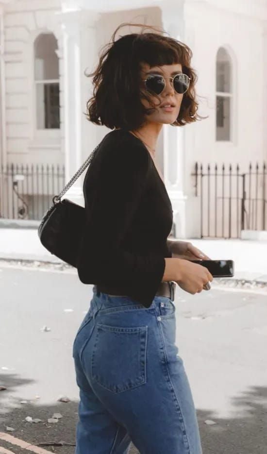 Mulher com corte de cabelo chanel, com franja reta curta, no estilo french bob