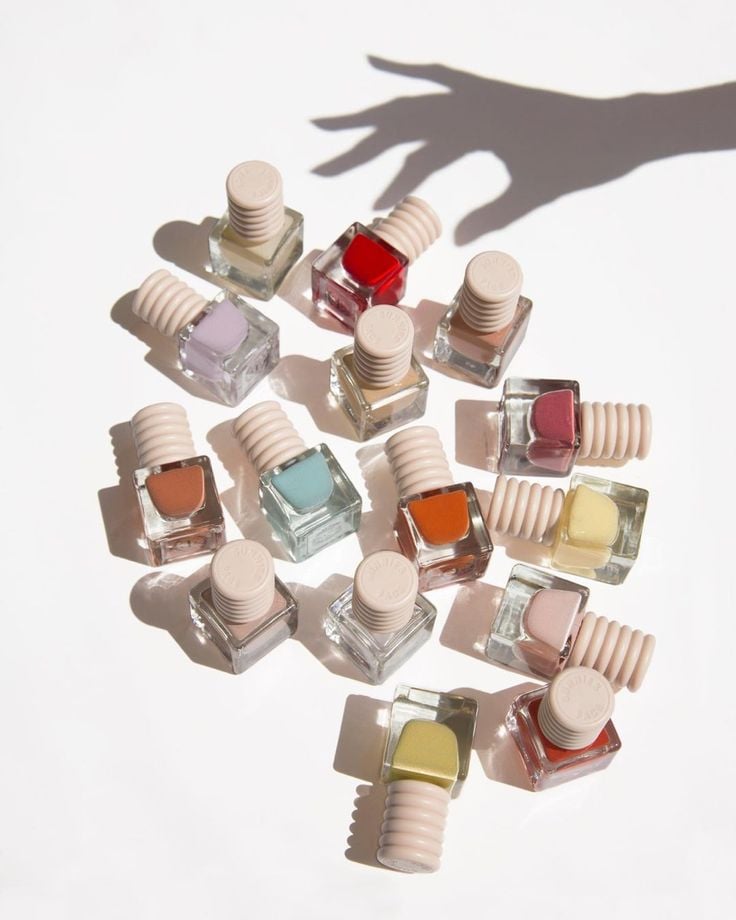 Esmaltes coloridos em um fundo branco