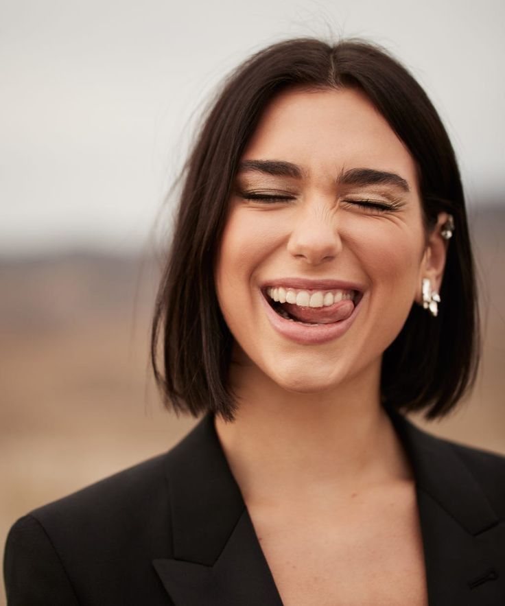 Dua Lipa com cabelo curto blunt bob em corte reto
