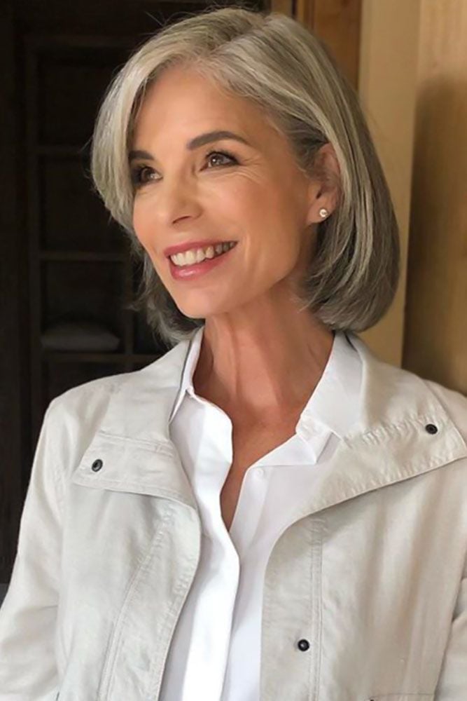 Mulher branca de 50 anos, com cabelo chanel grisalho com franja