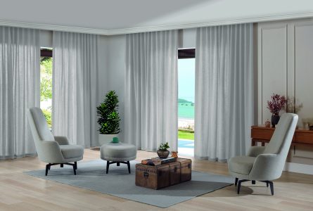 Sala de estar com cortinas claras e móveis claros