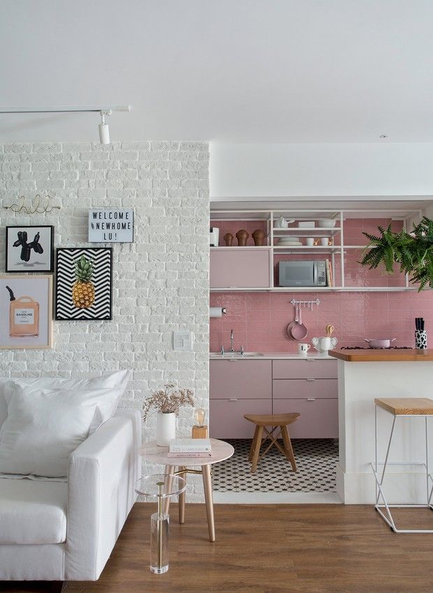 Sala branca e cozinha rosa