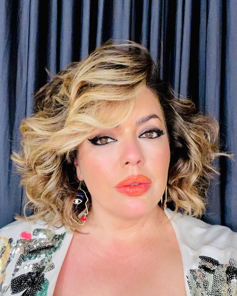 Mulher com cabelo curto, loiro e com franja lateral