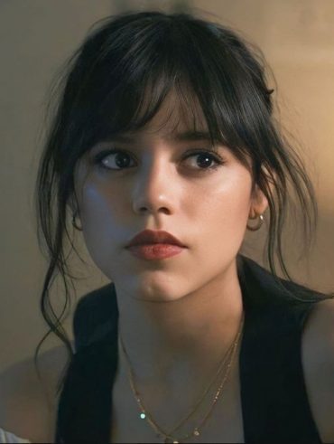 Jenna Ortega com cabelo em coque e franja bardot